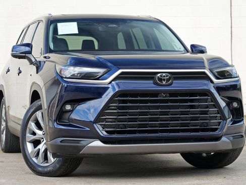 Used 2025 Toyota Grand Highlander AWD image 4
