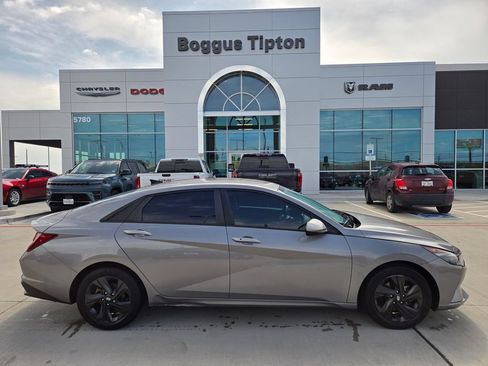 Used 2023 Hyundai Elantra SEL FWD image 2