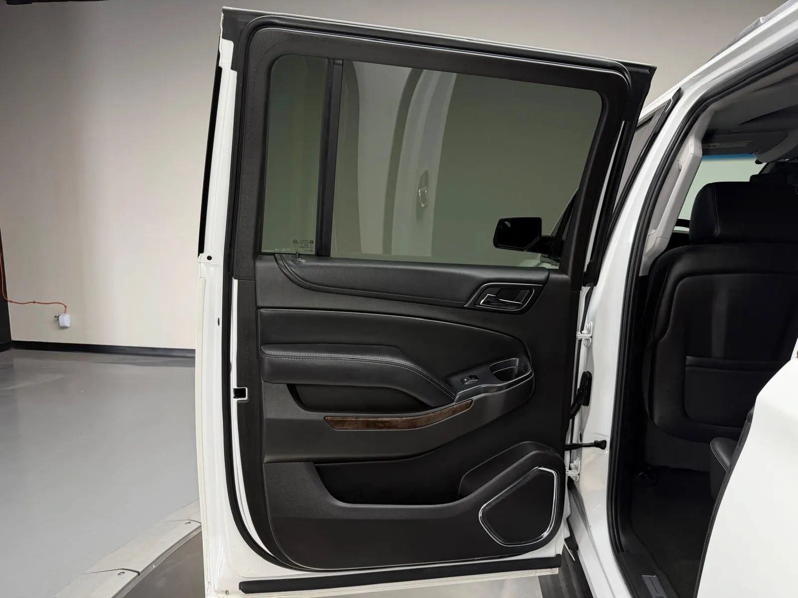 Used 2015 Chevrolet Suburban LT RWD image 19