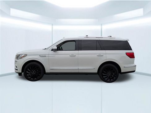 Used 2021 Lincoln Navigator Reserve image 2
