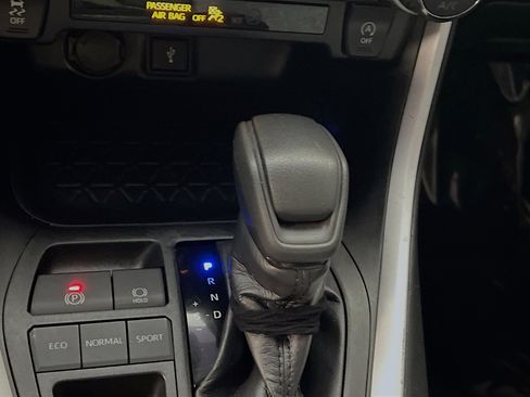 Used 2021 Toyota RAV4 XLE w/ Convenience Package image 24