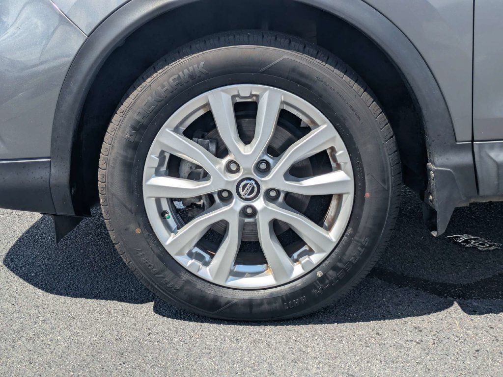 Used 2020 Nissan Rogue Sport SV FWD image 12