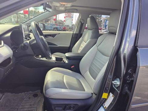 Used 2019 Toyota RAV4 Limited w/ Advanced Technology Package image 10