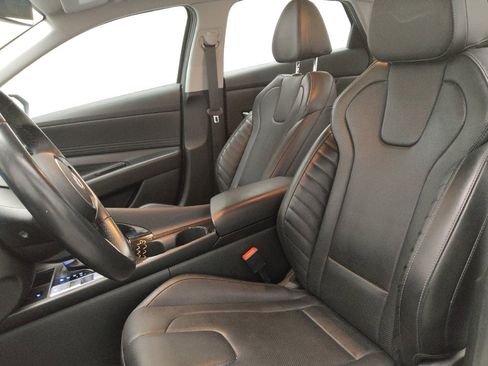 Used 2025 Hyundai Elantra Limited FWD image 17