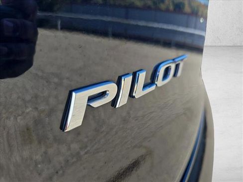 Used 2021 Honda Pilot Touring image 12