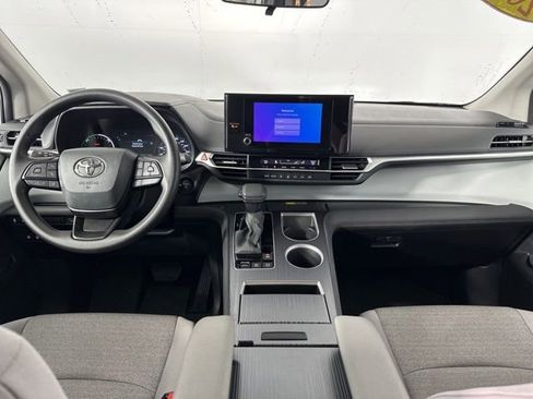 Used 2025 Toyota Sienna LE AWD/4WD image 10