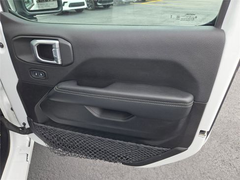 Used 2023 Jeep Wrangler Sahara image 7