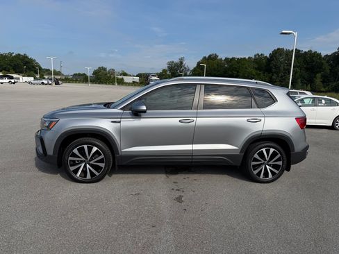 Used 2023 Volkswagen Taos SE FWD image 2