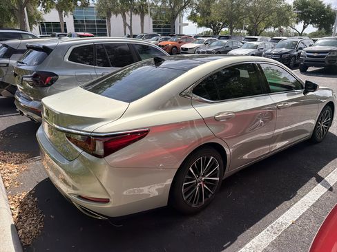 Used 2022 Lexus ES 350 w/ Premium Package FWD image 2