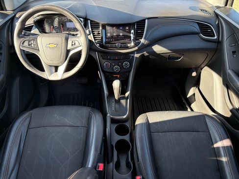 Used 2020 Chevrolet Trax LT w/ LT Convenience Package image 2