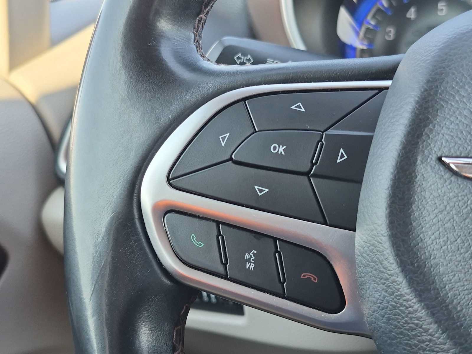 Used 2018 Chrysler Pacifica Touring-L FWD image 22