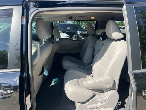 Used 2015 Toyota Sienna XLE w/ XLE Navigation Package FWD image 18