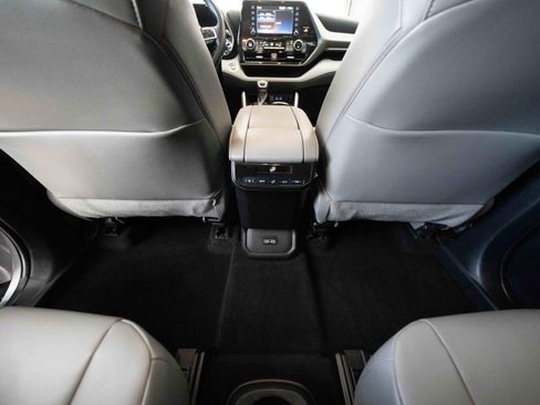 Certified 2022 Toyota Highlander XLE image 23