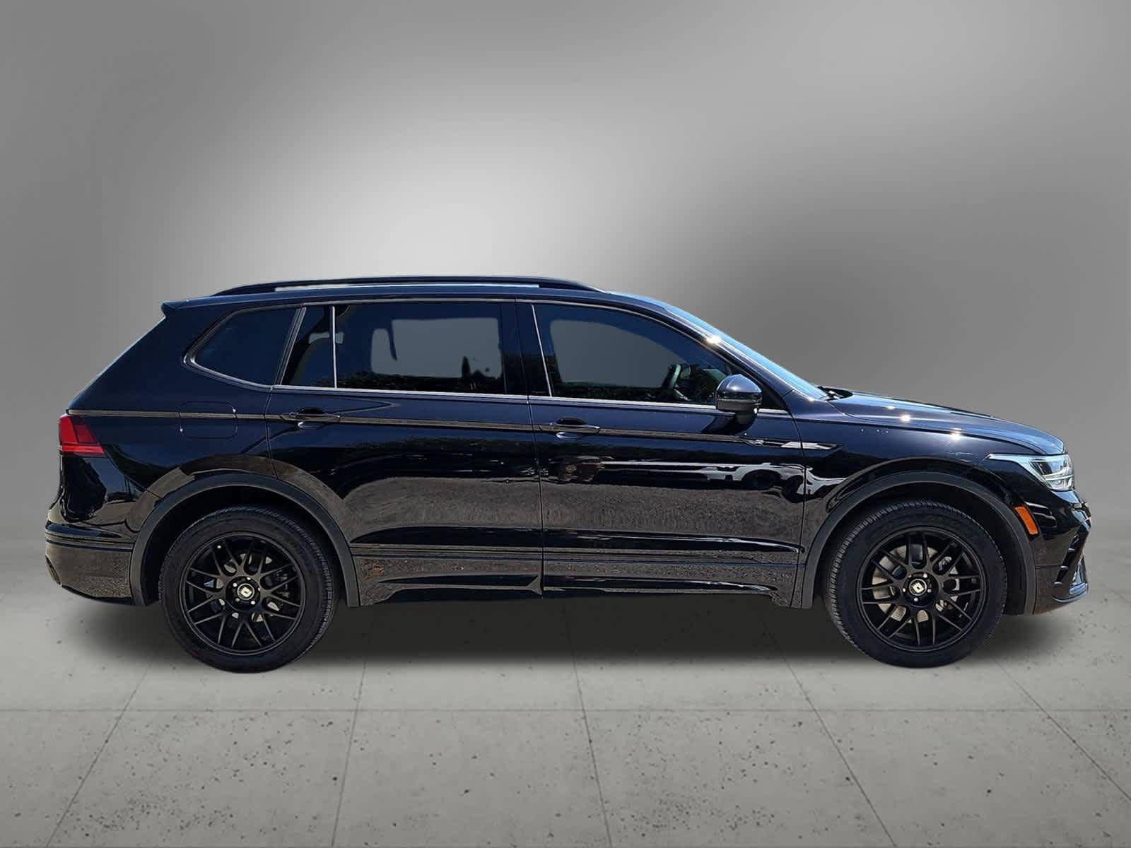 Used 2023 Volkswagen Tiguan SE R-Line FWD image 6