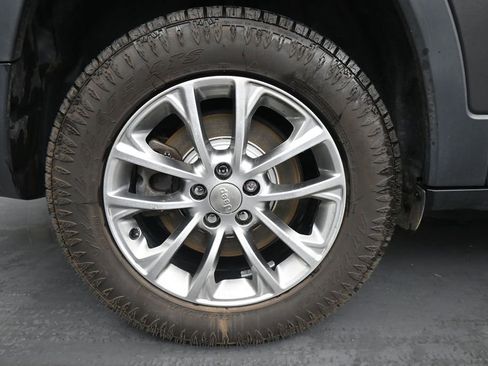 Used 2019 Jeep Cherokee Latitude Plus w/ Comfort/Convenience Group AWD/4WD image 10