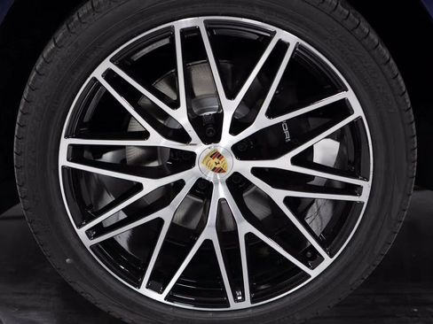 Certified 2025 Porsche Macan image 11