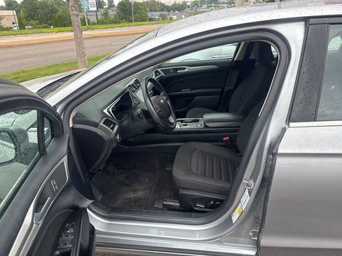 Used 2020 Ford Fusion SE FWD image 4