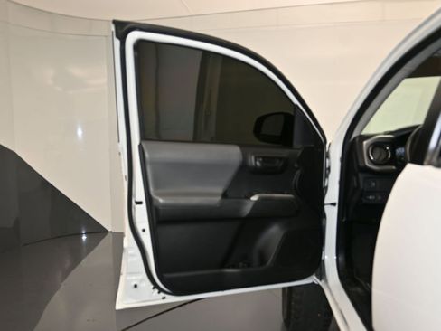 Used 2021 Toyota Tacoma SR5 AWD/4WD image 11