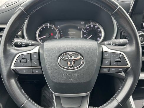 Used 2023 Toyota Highlander XLE image 30