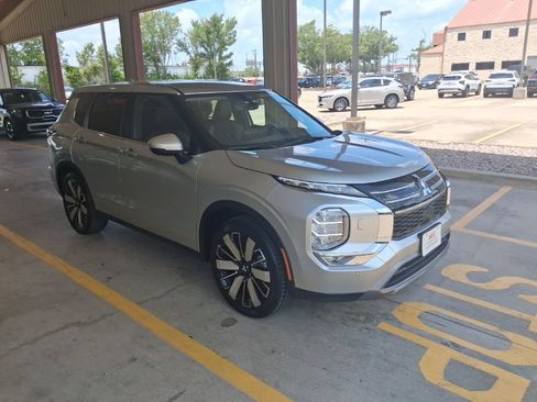 Used 2025 Mitsubishi Outlander AWD image 6