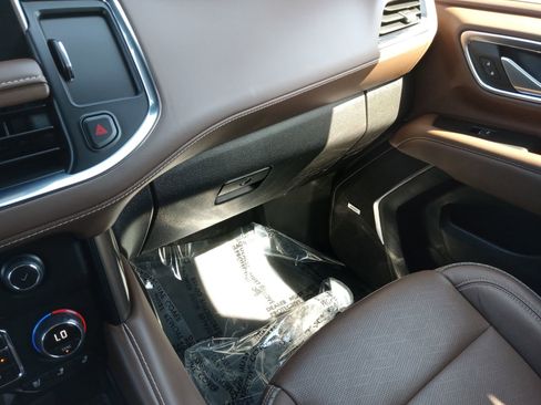 Used 2024 Chevrolet Suburban High Country image 15