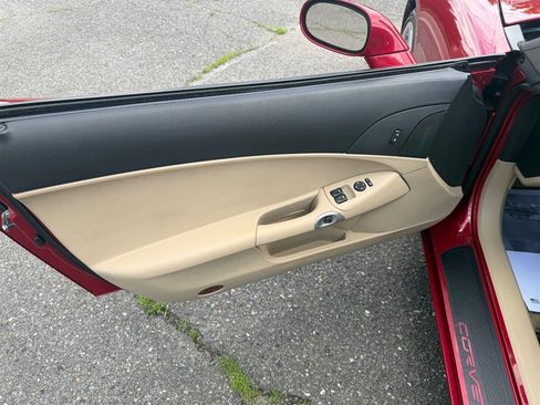 Used 2005 Chevrolet Corvette Coupe w/ Preferred Equipment Group RWD image 9