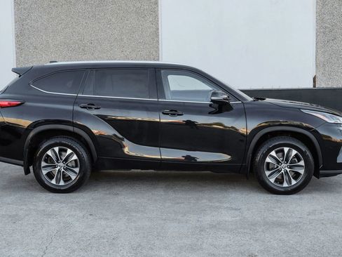 Used 2021 Toyota Highlander XLE image 11