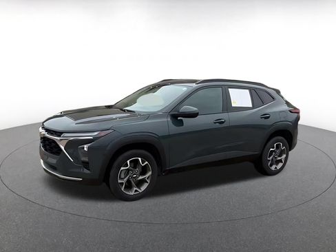 Used 2025 Chevrolet Trax LT w/ LT Convenience Package FWD image 9