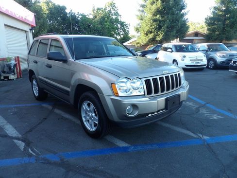 Used 2005 Jeep Grand Cherokee Laredo AWD/4WD image 2