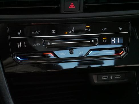 Used 2025 Volkswagen Jetta SE w/ Sunroof Package image 23