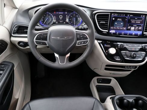 Used 2024 Chrysler Pacifica Touring-L FWD image 6