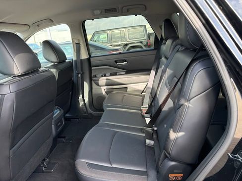 Used 2025 Nissan Pathfinder SL FWD image 3