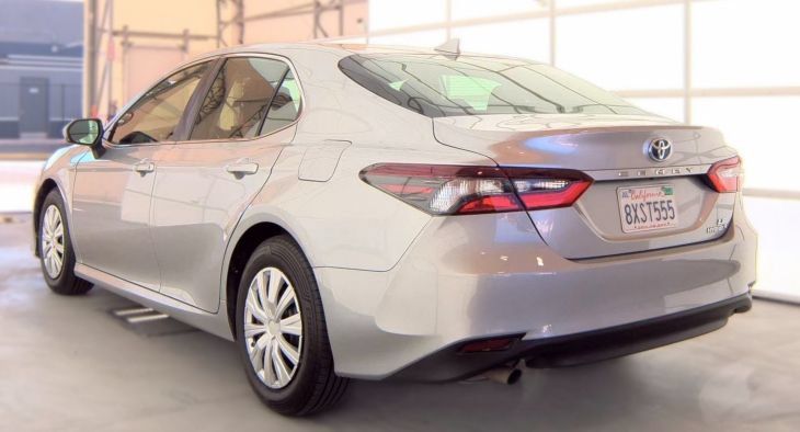 Used 2021 Toyota Camry LE FWD image 3