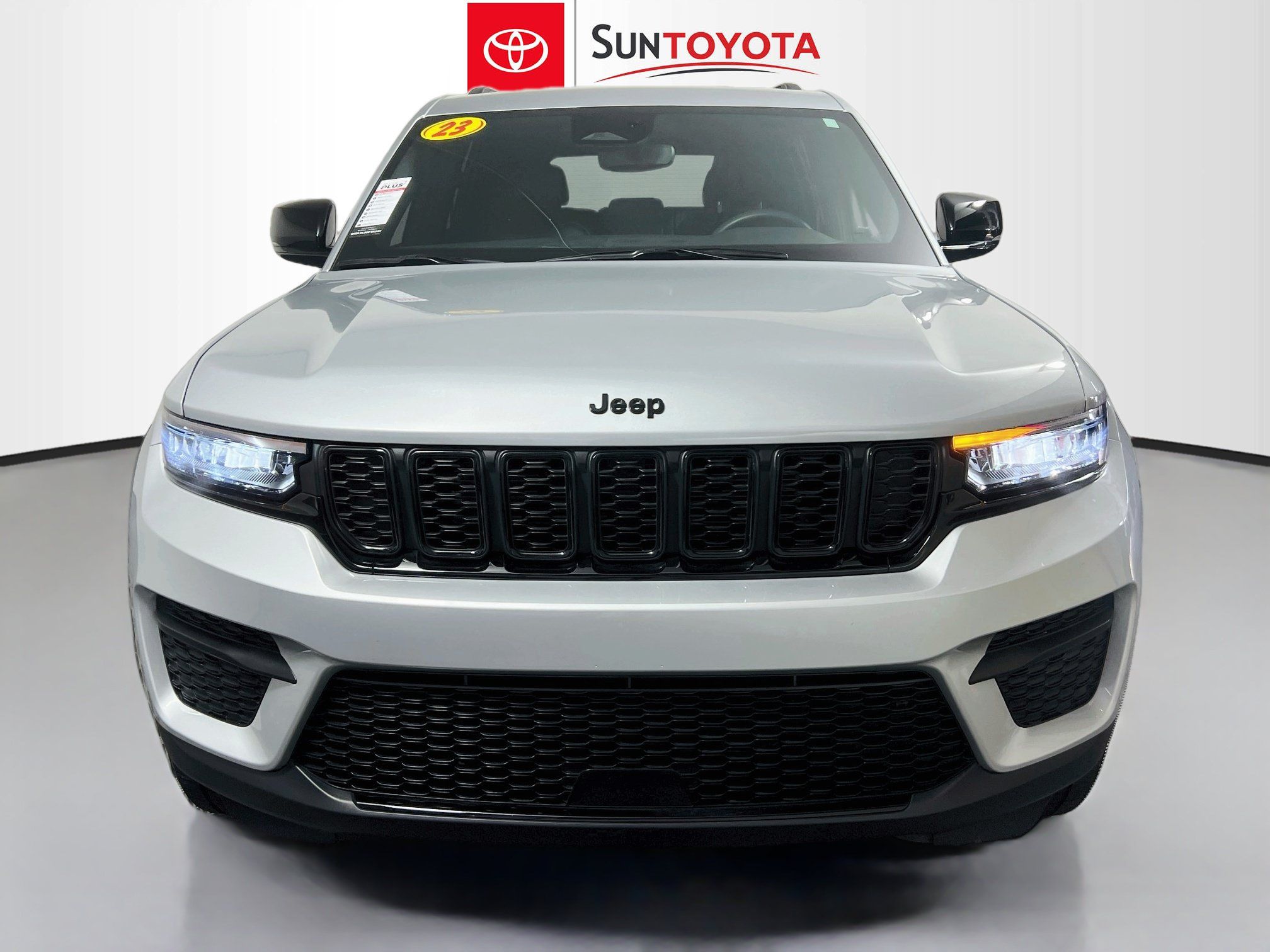 Used 2023 Jeep Grand Cherokee Altitude AWD/4WD image 10
