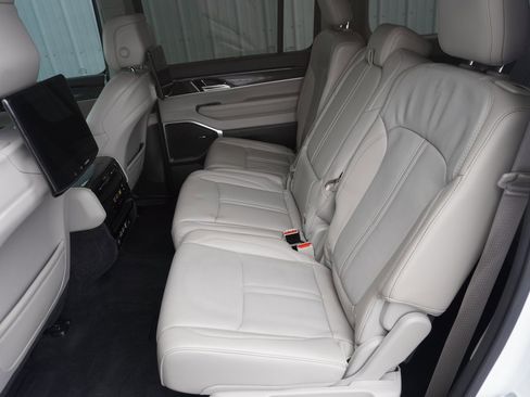 Used 2023 Jeep Wagoneer 4WD w/ Premium Group I image 29