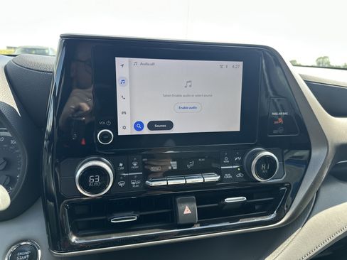 Used 2023 Toyota Highlander LE AWD/4WD image 19