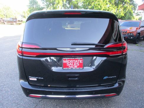 Used 2023 Chrysler Pacifica Touring-L FWD image 7