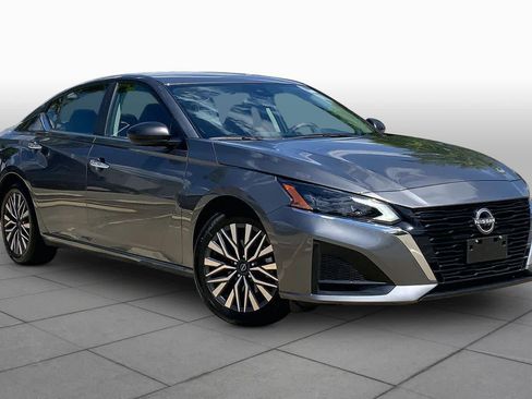 Used 2024 Nissan Altima 2.5 SV FWD image 3