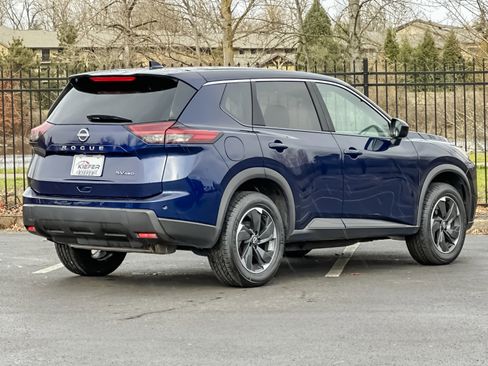 Used 2024 Nissan Rogue SV image 3