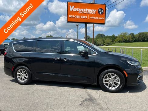 Used 2024 Chrysler Pacifica Touring FWD image 1