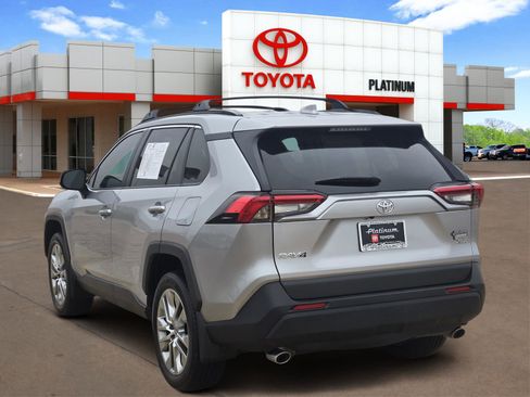 Used 2023 Toyota RAV4 XLE Premium image 4