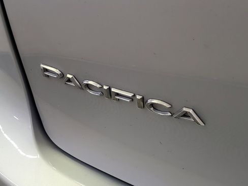 Used 2023 Chrysler Pacifica Touring-L FWD image 31