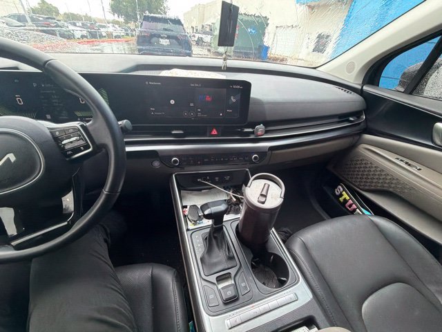 Used 2025 Kia Carnival FWD image 17