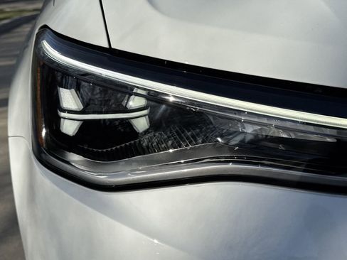 Certified 2025 Volkswagen Taos SE FWD image 38
