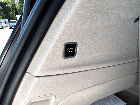 Used 2023 Chrysler Voyager LX image 19