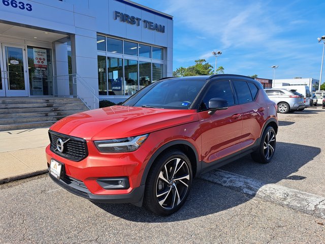Used 2021 Volvo XC40 T4 R-Design w/ Climate Package FWD image 2
