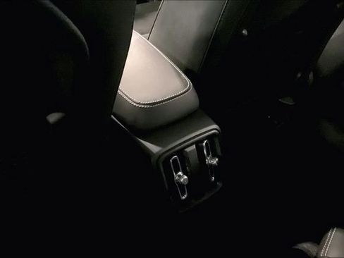 Used 2022 Volvo XC40 T5 R-Design image 35