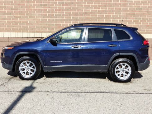 Used 2016 Jeep Cherokee Sport image 3