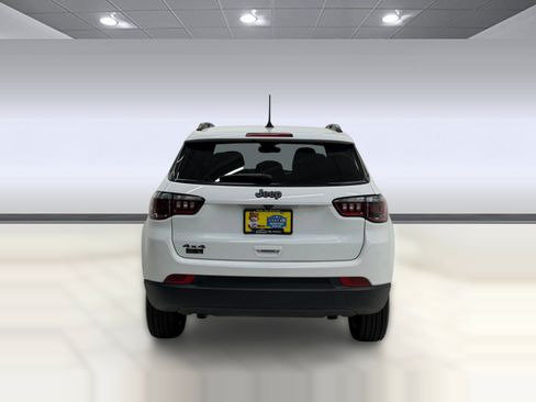 Used 2025 Jeep Compass Latitude w/ Convenience Group AWD/4WD image 8