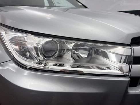 Used 2019 Toyota Highlander XLE AWD/4WD image 34